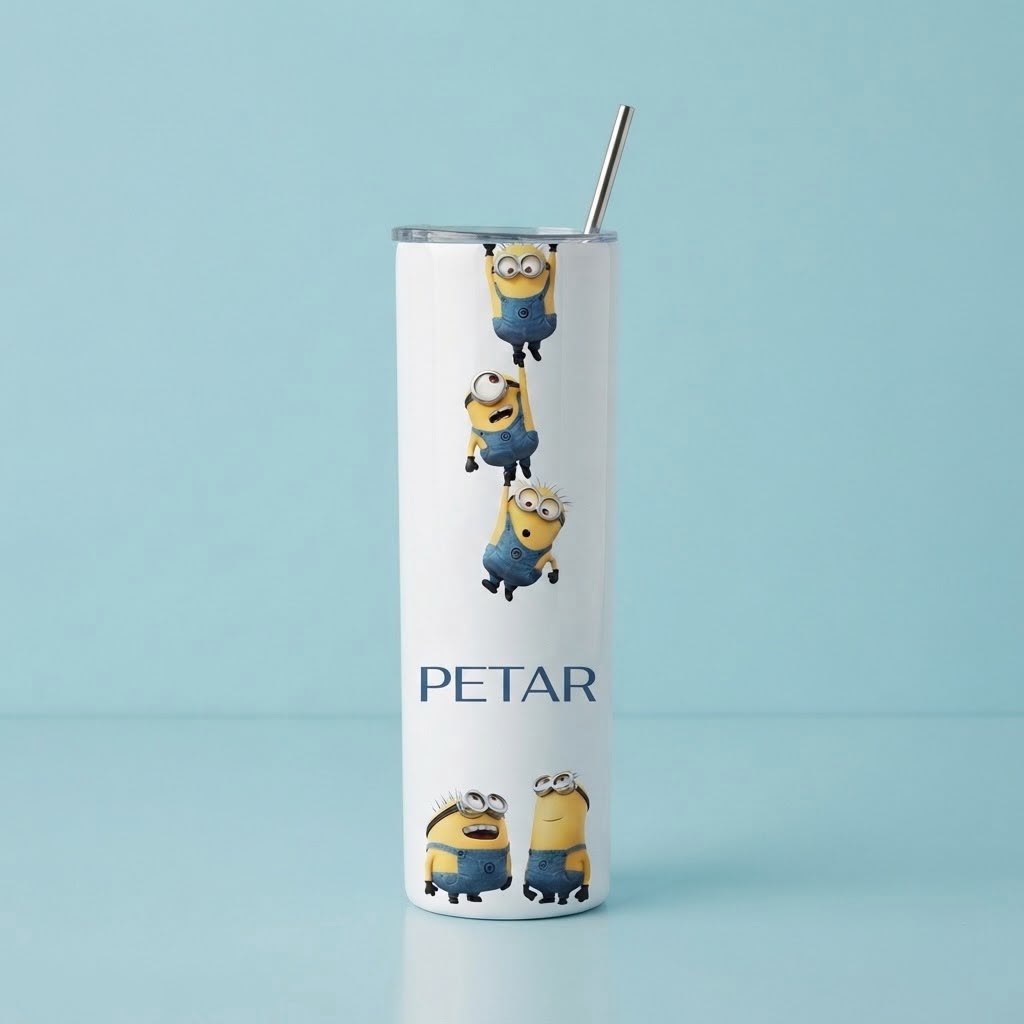 Beli tumbler sa slamčicom, likovima Minionsa i imenom po želji